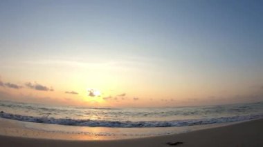 Sahile vuran ve uçan arka plan bulutlarını yutan deniz dalgaları ve sabahın ilk ışıklarıyla Thung Wua Laen Sahili, Chumphon, Tayland.