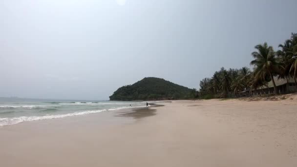 Turyści na piaszczystych plażach i falach świetlnych Drzewo tła i góry w Thung Wua Laen Beach, Chumphon, Tajlandia. 22 marca 2020 — Wideo stockowe