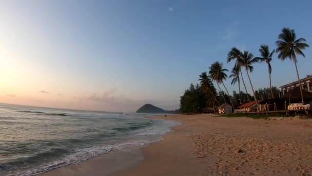 Turyści na piaszczystych plażach i falach świetlnych Tło Złote światło wschodu słońca rano na niebie i górze w Thung Wua Laen Beach, Chumphon, Tajlandia. 22 marca 2020 — Wideo stockowe