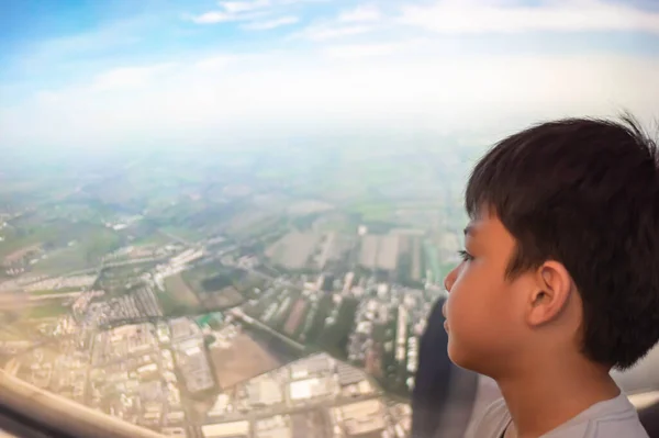 Porträt Asiatischer Junge Blickte Auf Den Blick Aus Dem Flugzeugfenster — Stockfoto