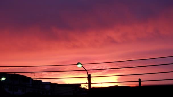 Time lapse motion Silhouette di lampione illuminante e le nuvole si muovono veloci sul cielo Sfondo Luce dorata del tramonto la sera sul cielo. — Video Stock