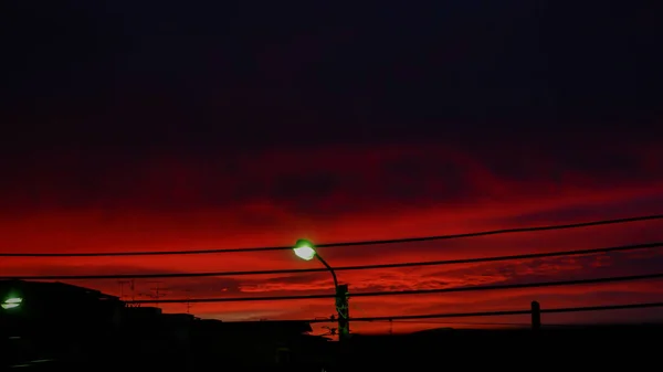 Silhouette Street Lámpa Világít Felhők Háttér Arany Fény Naplemente Este — Stock Fotó