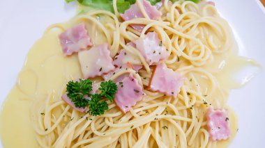 Üst manzara Kızarmış peynir ve sebzeli spagetti..