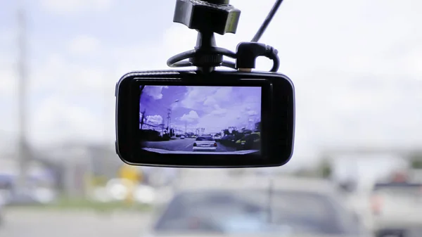 Câmera Frente Carro Fundo Carros Estrada Nuvens Céu — Fotografia de Stock