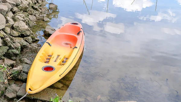 Kayaks Parked River Reflection Clouds Water — Stock Photo, Image