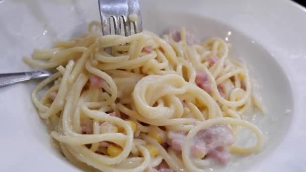 A spagetti carbonara sült sajttal villán fehér tálcán. — Stock videók