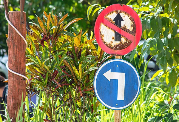 Verkehrsschilderkreisel Das Geradeaus Und Linksabbiegen Ist Verboten — Stockfoto