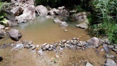 Jokkradin Şelalesi 'ndeki dağlardan akan şelale Thong Pha Phum Ulusal Parkı, Tayland' daki Kanchanaburi.