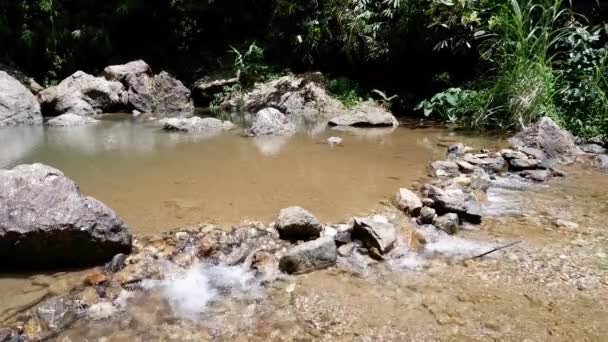 Waterval Stroomt Uit Bergen Bij Jokkradin Waterval Thong Pha Phum — Stockvideo