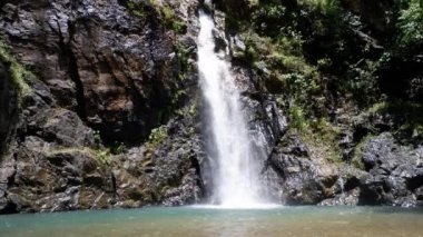 Jokkradin Şelalesi 'ndeki dağlardan akan şelale Thong Pha Phum Ulusal Parkı, Tayland' daki Kanchanaburi.