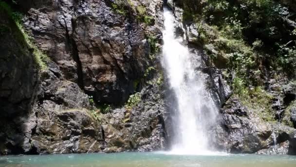 Wasserfall aus den Bergen am Jokkradin Wasserfall im Thong Pha Phum Nationalpark, Kanchanaburi in Thailand. — Stockvideo