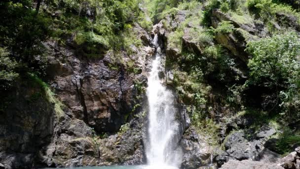 Vattenfall som flyter från bergen vid vattenfallet Jokkradin i Thong Pha Phum National Park, Kanchanaburi i Thailand. — Stockvideo