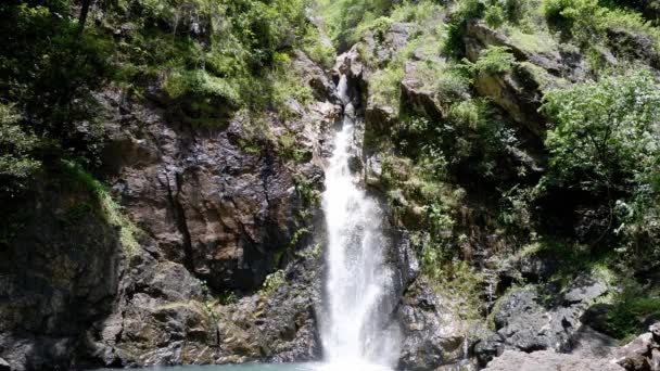 Cascata che sgorga dalle montagne della cascata del Jokkradin nel parco nazionale di Thong Pha Phum, Kanchanaburi in Thailandia. — Video Stock