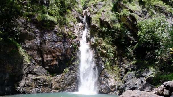 Waterval stroomt uit de bergen bij Jokkradin waterval in Thong Pha Phum National Park, Kanchanaburi in Thailand. — Stockvideo