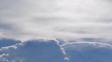 Zaman akışı hareketi bulutlar hızlı hareket ediyor ve kuşlar gündüz vakti gökyüzünde uçuyor..