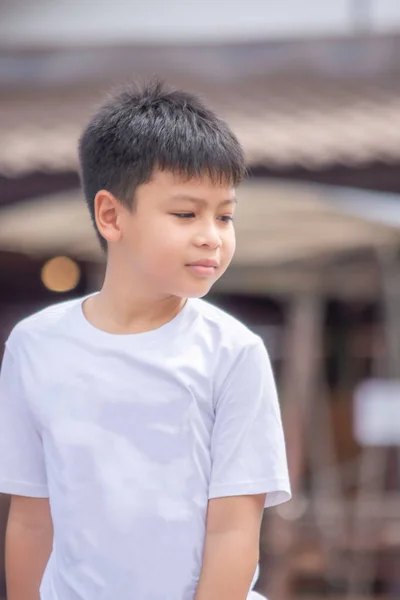 Porträtt Asiatisk Pojke Bär Vit Skjorta Leende Suddig Bakgrund — Stockfoto