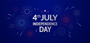 Bağımsızlık Günü tebrik kartı. Mavi zemin üzerinde havai fişekler olan 4 Temmuz afiş tasarımı. - Vektör
