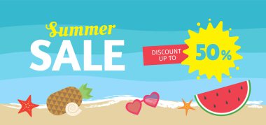 Karpuz, deniz yıldızı, güneş gözlüğü ve kumdaki kabuklu yaz indirimi pankartı tasarımı. İndirim% 50 'ye çıktı. - Vektör illüstrasyonu