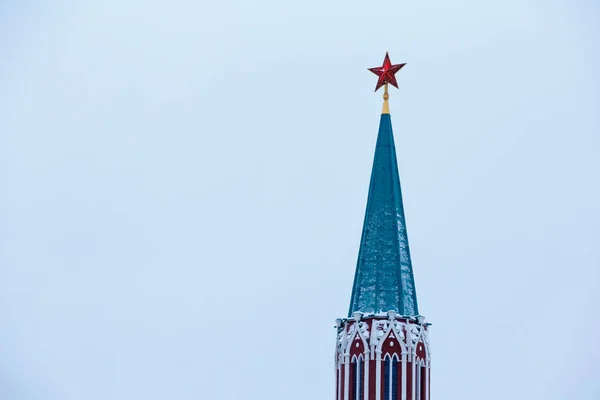 Czerwona Gwiazda Ruby Szczycie Wieży Kremla Tło Nieba Biały Zima — Zdjęcie stockowe
