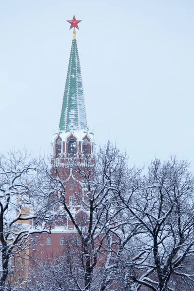 Troitskaya Trinity Torni Moskovan Kreml Päällä Punainen Tähti Näkymä Läpi — kuvapankkivalokuva