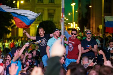 Moskova, Rusya - 01 Temmuz 2018: Futbol Dünya Kupası şarkıları söyleyerek 2018, Rus futbol taraftarları İspanya Moskova Merkezi,'üzerinde zafer kutluyor
