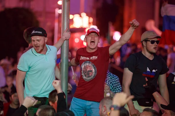 Moskova, Rusya - 01 Temmuz 2018: Futbol Dünya Kupası şarkıları söyleyerek 2018, Rus futbol taraftarları İspanya Moskova Merkezi,'üzerinde zafer kutluyor