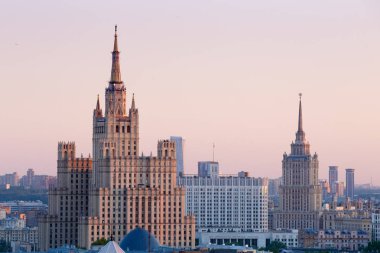 Moskova manzarası panorama, havadan görünümü - Stalin döneminde Hotel Ukrayna kule ve Rus hükümeti beyaz saray binası