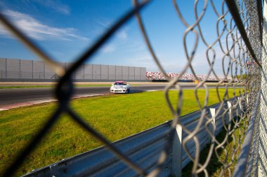 Moskova, Rusya - 05 Mayıs 2018: motordrome sürüklenen araba görüntülemek tel örgü ile Rus Drift serisi 2018, Moscow Raceway motordrome ilk aşaması, yakın