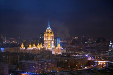 Stalin dönem gökdelen gece ışık, hava panorama, Moskova Merkezi Binası