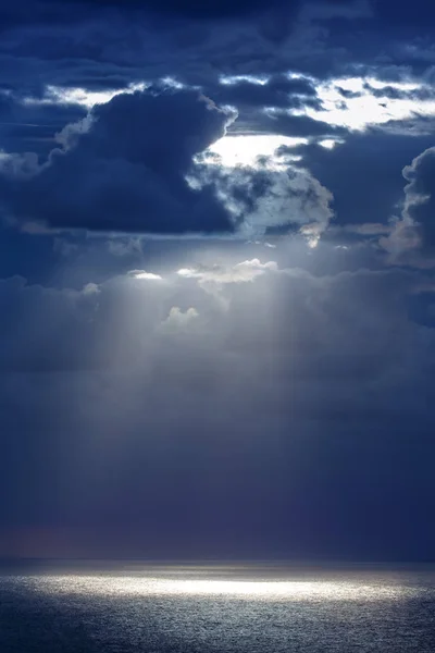 Rayo Luz Brillando Agua Dramático Atardecer Sobre Mar — Foto de Stock