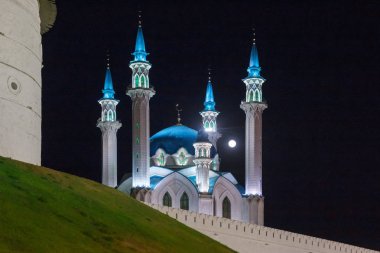Kremlin Kazan'daki Kul Şerif Camii'ne (Qolsherif, Kol Sharif, Qol Sharif, Qolsarif) karanlık gece ve dolunay manzarası