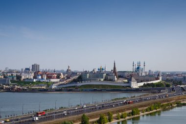 Kazan Kremlin, Kul Sharif (Qolsharif) Camii ve Kazanka ve Volga nehir kıyısına havadan görünüm panoraması