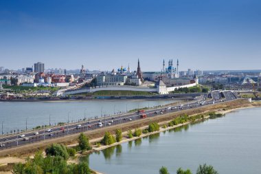 Kazan Kremlin, Kul Sharif (Qolsharif) Camii ve Kazanka ve Volga nehir kıyısına havadan görünüm panoraması