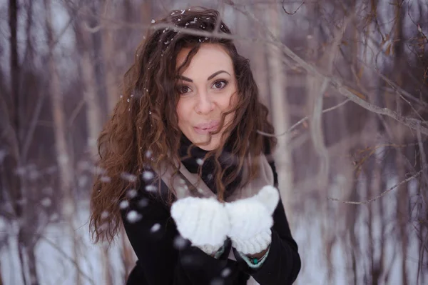 冬天下雪的森林长卷发的女孩 — 图库照片