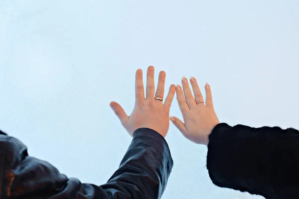 Mannelijke Vrouwelijke Hand Met Bruiloft Ringen Bevroren Iced Glas Winter — Stockfoto