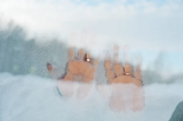 男性和女性手与结婚戒指在冰冻冰玻璃 冬季婚礼 — 图库照片
