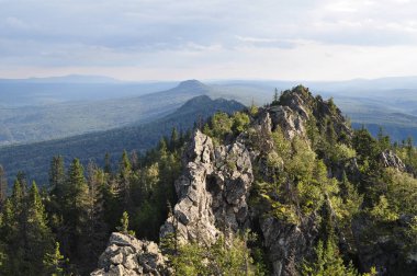 Güney Ural yaz bulutlu gökyüzü çerçevede bir ormanla kaplı dağ