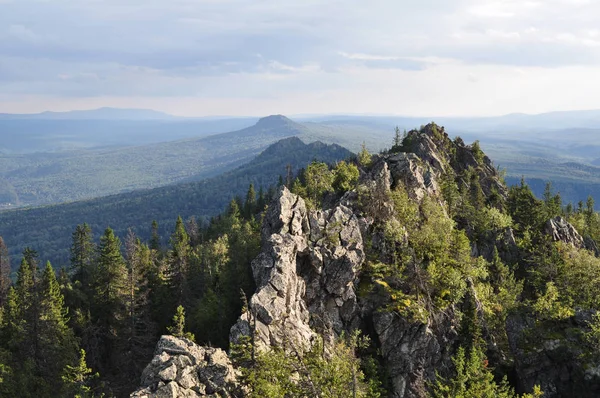 Güney Ural yaz bulutlu gökyüzü çerçevede bir ormanla kaplı dağ