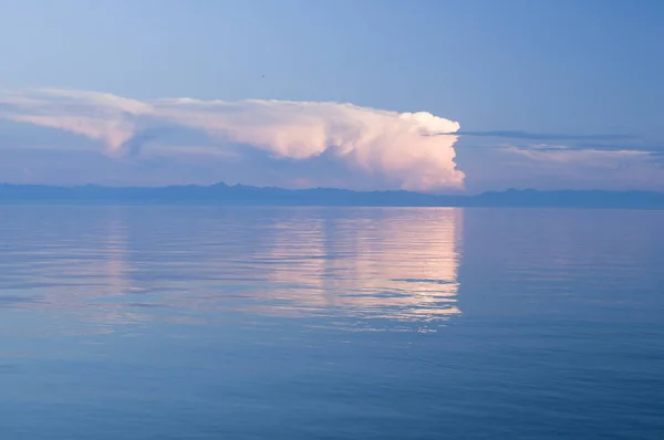 Gün batımında Baykal Gölü