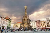 Olomouc, Česká republika - 09 září 2017: pohled na náměstí s pomníkem sloup Nejsvětější Trojice v historickém centru města při západu slunce. 