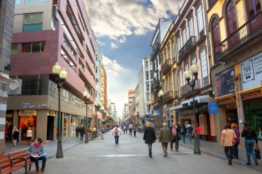Las Palmas, Gran Canaria, İspanya - 24 Mart 2014: Calle Triana görünümü ana cadde mağaza, kafe ve tarihi kent merkezine yürüme insanlarda.