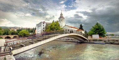 Panoramik manzara ile kanal ve Kilise kulesinde Crikvenica görünümünü üzerinde köprü. Hırvatistan