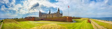 Panoramik savunma toplar ve kale surlarının Kronborg Kalesi'ne duvarlar. Helsingor, Danimarka