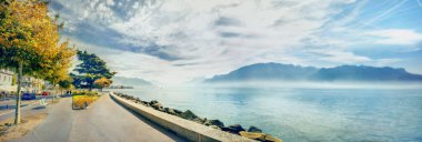 Cenevre Gölü'nün panoramik görünümüyle setin Vevey şehirde. Vaud Kantonu, İsviçre  