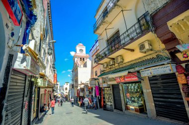 Tangier, Morocco - 01 Temmuz 2018: Medine Camii, eski şehir manzarasına sahip alışveriş.