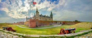 Panoramik savunma toplar ve kale surlarının Kronborg Kalesi'ne duvarlar. Helsingor, Danimarka