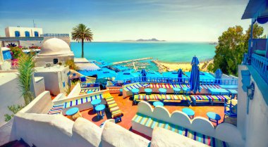 Panoramik deniz ve kafe terasında Sidi Bou Said gün batımında. Tunus, Kuzey Afrika  