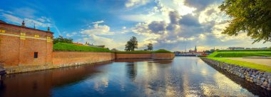Panoramik manzara kale duvarları, su hendek Kronborg Kalesi'ne ve kent gün batımında. Helsingor, Danimarka