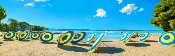 크리크 마에서 해변에서 우산으로 파노라마 Kvarner만 크로아티아 — 스톡 사진