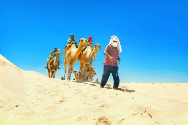 Nabeul Tunísia Julho 2017 Turistas Montados Camelos Turismo Safari — Fotografia de Stock